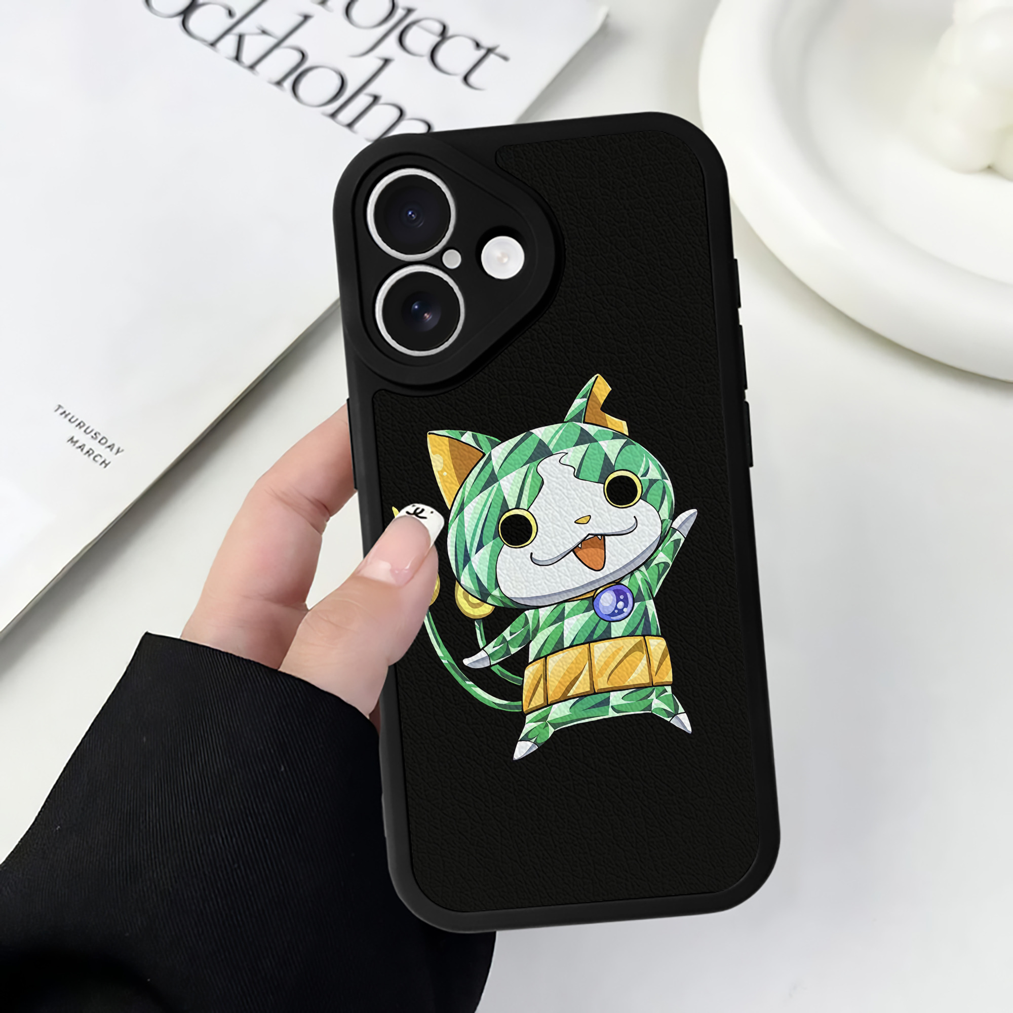 （画像用） 妖怪ウォッチ Yo-kai Watch 【iPhone 16シリーズ対応】シリコンスマホケース（レザー調） 材質：シリコン